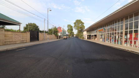 Qazaxda şəhərin Bakı küçəsinin bu hissəsinə yeni asfalt örtüyü vurulur-06.09.2025