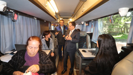 İcra başçısı Bakı Səyyar “ASAN xidmət" avtobusunda vətəndaşlara göstərilən xidmətlərlə maraqlanıb 17.04.2025