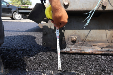 Qazaxda şəhərin Bakı küçəsinin bu hissəsinə yeni asfalt örtüyü vurulur-06.09.2025