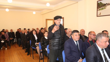 İcra başçısının oktyabr ayında vətəndaşlarla keçirilən növbəti səyyar görüşü Qazaxbəyli kəndində məcburi köçkünlərin məskunlaşdığı Yeni qəsəbədə olub 16.10.2025