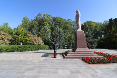 Qazaxda Ulu Öndər Heydər Əliyevin anadan olmasının 102-ci ildönümü böyük ehtiramla yad edilib 10.05.2025